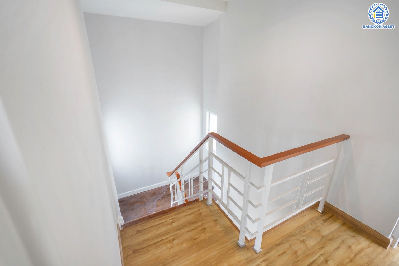 บ้านมือสองตกแต่งใหม่ ม.คาซ่าพรีเมี่ยม ราชพฤกษ์-พระราม5 บ้านเดี่ยวหลังใหญ่ 3 ชั้น แบรนด์ Q.House เนื้อที่ 50.4 ตร.ว. ดีไซน์ตอบทุกไลฟ์สไตล์ ฟังก์ชัน 3 ห้องนอนใหญ่ 4 ห้องน้ำ จอดรถได้ 4 คัน บนทำเลติดถนนใหญ่ เชื่อมต่อทุกเส้นทาง ใกล้ตลาดเจ้าพระยา ,เดอะวอล์ค ,ร.ร.เตรียมอุดมศึกษาฯ เซ็นทรัลเวสต์เกตและรถไฟฟ้า "สถานีบางพลู"